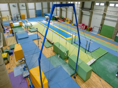 15_1階体育館　階段踊場より見下げ_1257